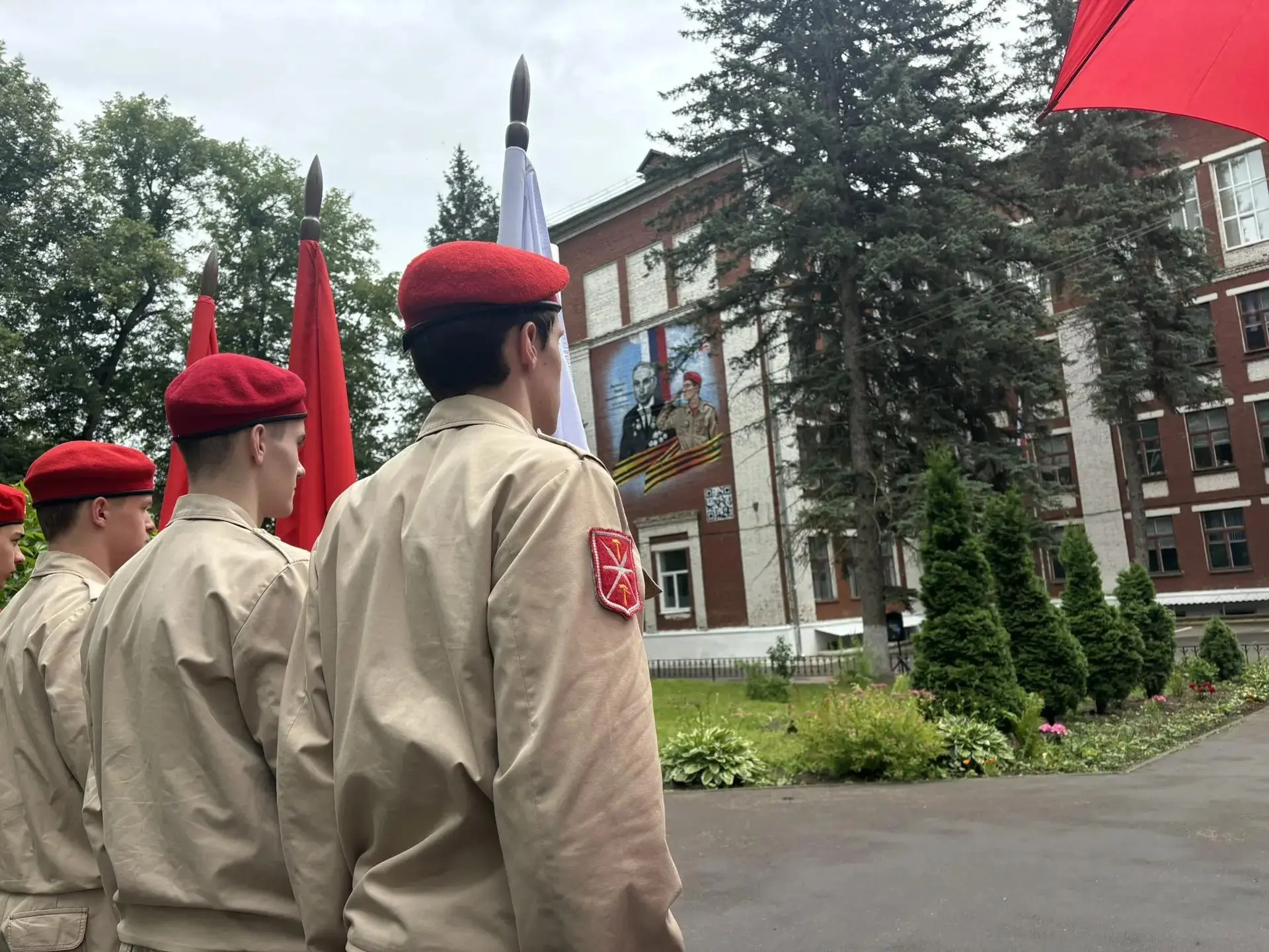 Мурал «Защитник» в Алексине: как патриотические акции объединяют школу и Юнармию